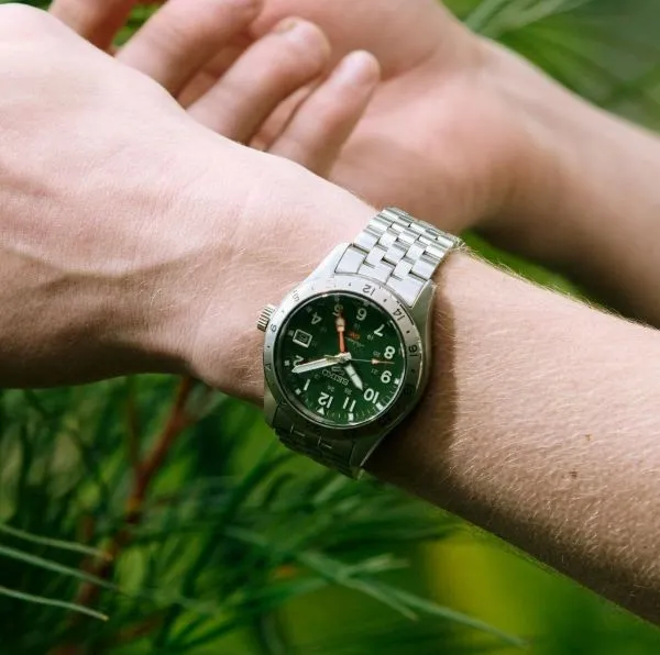 Bracciale in acciaio e fondello trasparente Seiko 5 GMT